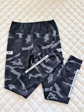 Tatami BJJ Spats – Black/Gray/White Camo Print – Size L – Excellent Cond